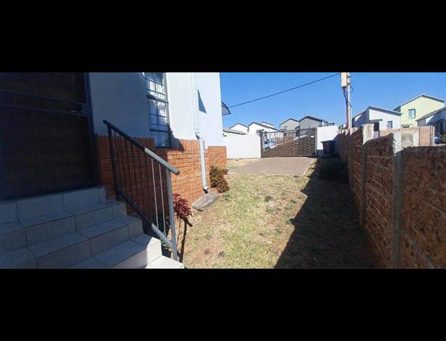 2 BEDROOM HOUSE FOR SALE IN SOUTH HILLS